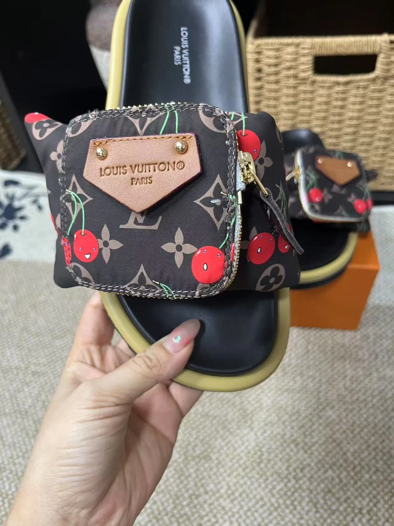 P380 yuan LV Louis Vuitton Full of high-end feel! A popular model among bloggers at home and abroad, it’s retro and fashionable, and looks stunning on your feet! Mainly recommended model on the official website★ ━━━━━ ЅᏇєєt ━━━━━ ▪️Upper: original calfskin ➕5D printing process ▪️Inner: imported mixed sheepskin ▪️Outsole: original molded foam outsole ▪️Size: Female 35-40 Men's 39-44 (women's 41 men's 45)